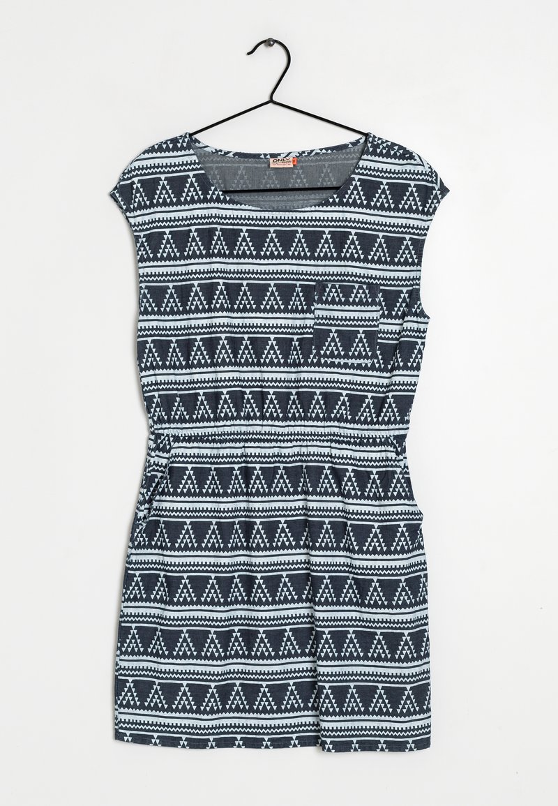 Mörkblå klänning med korta ärmar, vita geometriska mönster, rund halsringning och bröstfickor; tillverkad av mjukt, lätt bomullsblandat tyg.