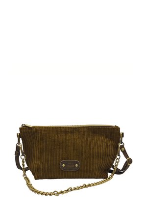 Pochette en velours côtelé marron avec fermeture éclair, accents en métal doré et une bandoulière en chaîne. Présente un patch en cuir avec logo sur le devant.