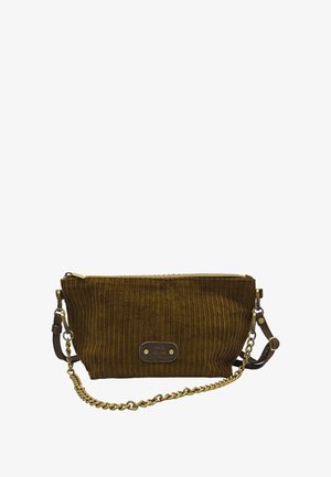 Pochette en velours côtelé marron avec fermeture éclair, accents en métal doré et une bandoulière en chaîne. Présente un patch en cuir avec logo sur le devant.