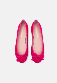 Bailarinas de ante fucsia con punta redondeada, que presentan un detalle de lazo hecho de cuerda a juego. El interior es suave y de color rosa claro.