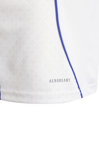 Camiseta deportiva blanca con patrón geométrico, acentos azules a lo largo de las costuras y el logotipo "AEROREADY" cerca del dobladillo inferior. Textura suave.