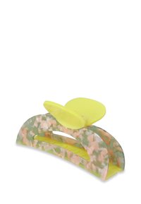 Kleurige klauwhaarclip van doorzichtig plastic met gele accenten. Gebogen vorm met uitsparingen en een gebogen bovenkant voor grip.