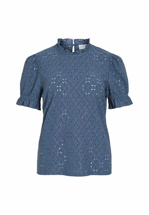 Blå blus med ögonbetong, puffärmar, hög hals och nyckelhålsknäppning; har intrikata utskärningsmönster och en texturerad yta.