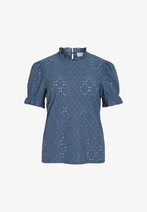 Blusa blu in pizzo con maniche a sbuffo, collo alto e chiusura a chiave sul retro; presenta motivi intagliati intricati e una finitura testurizzata.