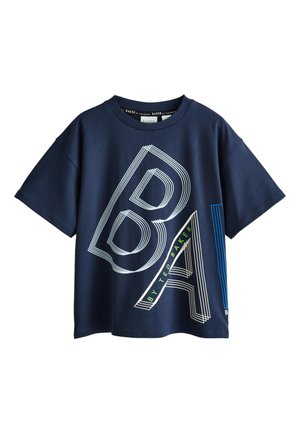 T-shirt bleu marine à manches courtes avec de grandes lettres blanches et bleues soulignées "BA" et le texte "By Ted Baker" sur le devant.