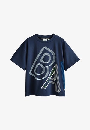 T-shirt blu navy a maniche corte con grandi lettere bianche e blu contornate "BA" e testo "By Ted Baker" sul davanti.