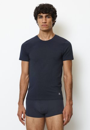 Marineblauwe katoenen t-shirt met een ronde halslijn en korte mouwen, gecombineerd met bijpassende donkere boxershorts; voorzien van een klein logo op de zoom.
