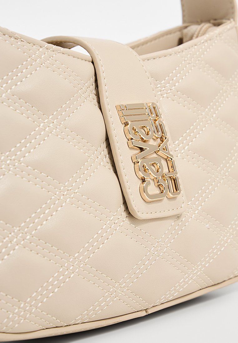 Geprägte beige Lederhandtasche mit goldenen Hardware-Elementen, ausgestattet mit einem auffälligen Logo-Tag und gesticktem Diamantmuster für zusätzliche Textur.