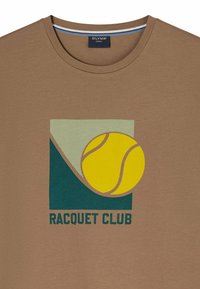 T-shirt marron avec un motif d'une balle de tennis jaune sur des formes bleu sarcelle et vert clair et le texte "RACQUET CLUB" en dessous.