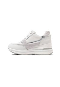 Sneaker sportivo bianco con sovrapposizioni in mesh e suede, punta arrotondata, chiusura con lacci, dettagli metallici e suola spessa e ammortizzata.