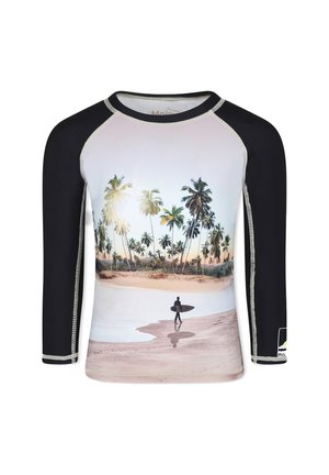 Rash guard a maniche lunghe con una scena di spiaggia con palma, prevalentemente bianco con maniche nere, cuciture piatte e un'etichetta sul lato.