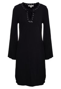 Czarna sukienka z długimi, dzwonowymi rękawami, przodem z sznurowaniem i srebrnymi oczkami oraz dekoltem w falbany. Wykonana z miękkiego, elastycznego materiału.