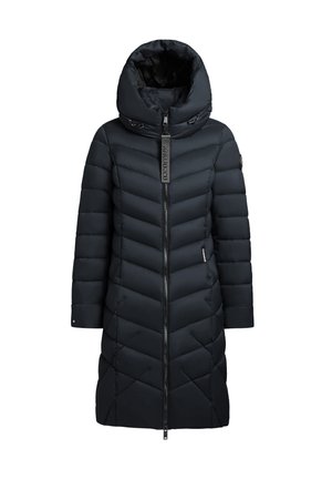 Pitkän mustan untuvatakin, jossa on korkea kaulus ja huppu. Kankaassa on viistokuvio, etuvetoketjusuljenta ja näkyvä brändiyksityiskohta.
