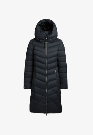 Hosszú fekete lecmar coat magas gallérral és kapucnival. Chevron mintázat a szöveten, elől cipzárral záródik, és látható márkázási részlet.