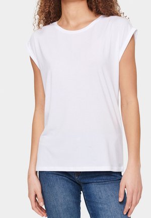 White short-sleeve t-shirt made of soft fabric, featuring a round neckline and rolled sleeves, paired with blue jeans.