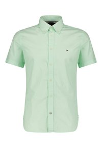 Jasnozielona koszula na krótki rękaw zapinana na guziki z klasycznym kołnierzykiem i małym logo Tommy Hilfiger na lewej piersi.