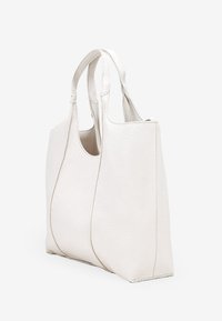 Bolso tote de cuero blanco con un diseño estructurado, detalle de costura lateral y asas dobles. Textura suave y un estilo minimalista.