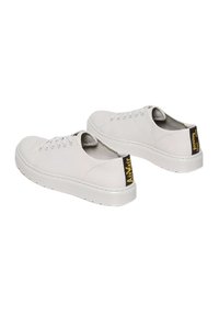 Sneakers bianchi in tela con tomaia testurizzata, suola in gomma e etichetta nero-gialla sul tallone. Caratterizzati da lacci rotondi e design snodato.