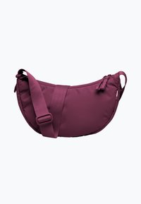 Borsa a tracolla bordeaux con forma arrotondata, realizzata in tessuto imbottito. Cinghia regolabile con chiusura a zip laterale e dettagli hardware minimi.