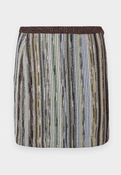 Jupe courte et ajustée avec des rayures verticales multicolores dans des nuances de vert, noir et marron, dotée d'une taille élastique texturée.