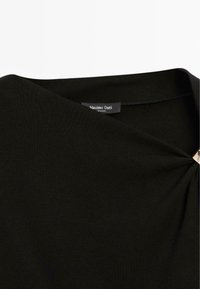 Schwarzes, kurzärmliges Oberteil mit einem verdrehten Stoffdetail am Ausschnitt, aus einem glatten, dehnbaren Material gefertigt. Etikett am Rücken sichtbar.