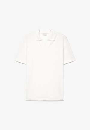 Weißes kurzärmeliges Poloshirt mit Kragen und V-Ausschnitt, flach auf weißem Hintergrund gelegt.