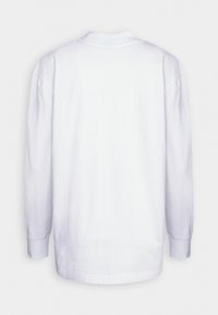 Langarm-weißes T-Shirt aus Baumwolle, Rundhalsausschnitt, lockere Passform, schlichtes Design, keine sichtbaren Logos oder Muster, leichtes Material.