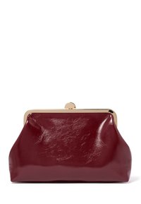 Burgunderfarget lær clutch med en blank gullramme og lås, med en strukturert overflate og myk, rund form.
