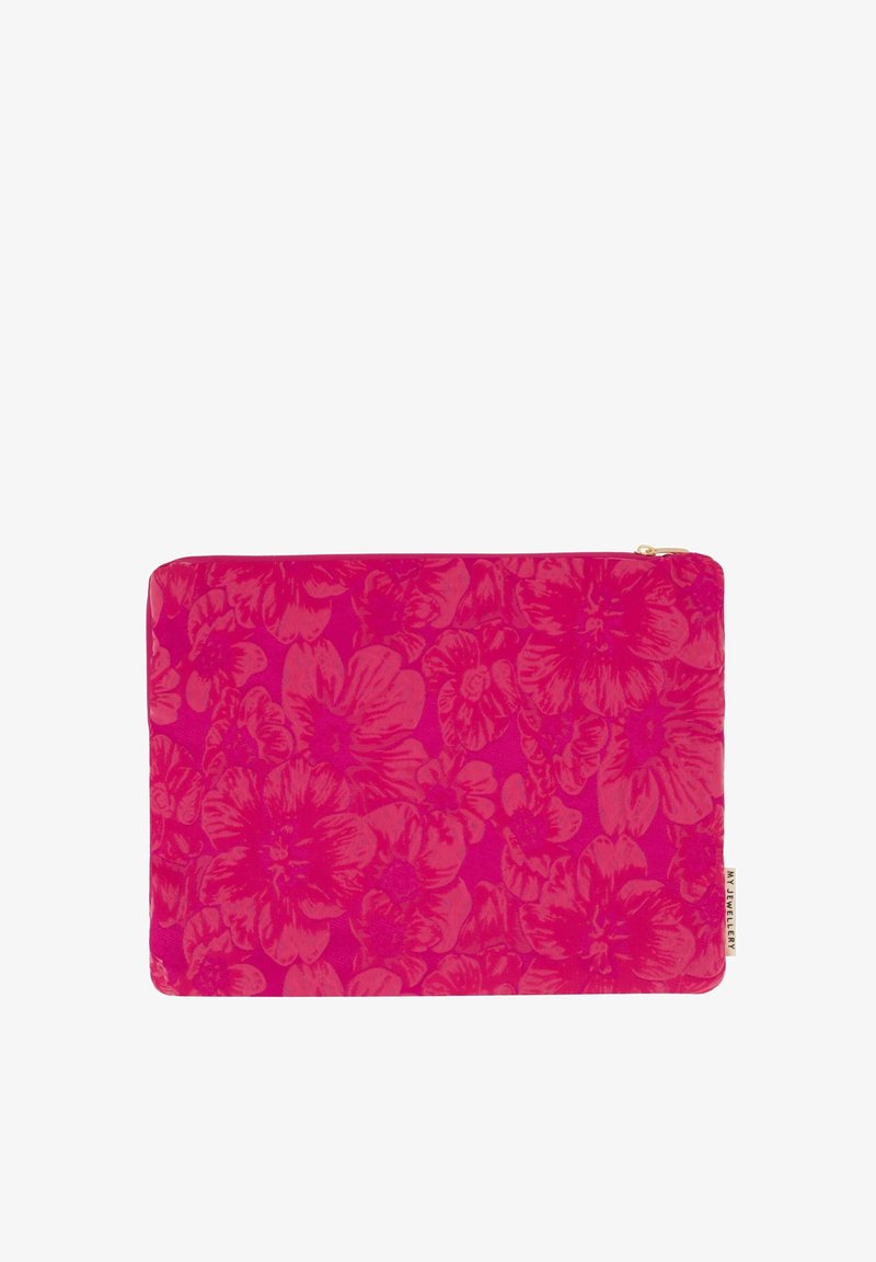 Housse d'ordinateur portable à motif floral rose, fabriquée en tissu doux, avec une fermeture éclair et une petite étiquette sur le côté. Design rectangulaire.
