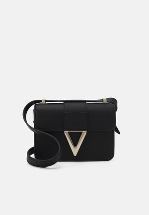 Černá kožená crossbody taška s plochým designem, obdélníkového tvaru, se zlatými trojúhelníkovými detaily a odnímatelným popruhem.