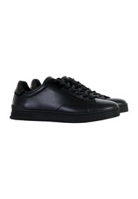 Sneakers in pelle nera con design a collo basso, punta rotonda, colletto imbottito e suola in gomma testurizzata. Presentano lacci piatti e dettagli di cucitura laterale.