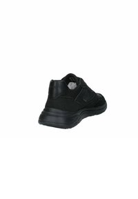 Scarpa da ginnastica nera con tomaia in tessuto testurizzato e dettagli in pelle liscia. Presenta una suola leggera e un supporto per il tallone sicuro.