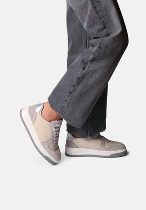 Sneaker beige e grigio realizzato con materiali in suede e mesh, punta rotonda, dettagli argentati a contrasto, lacci color sabbia e suola in gomma grigia.