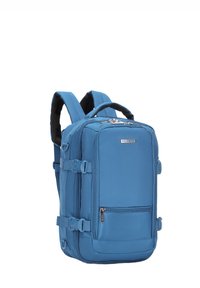 Modrý batoh s obdélníkovým designem, vyrobený z odolné tkaniny. Disponuje nastavitelými popruhy, mnoha oddíly a přední kapsou na zip.