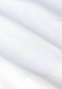 Weißer Baumwollstoff, glatte Textur, mittleres Gewicht, mit leichtem Glanz. Gefaltet, um die Lagen und sanften Falten zu zeigen.