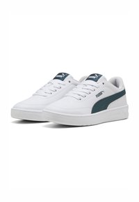 Vita sneakers med turkosa accenter, med en slät läderövre del, snörning framtill, vadderad krage och strukturerad gummisula.