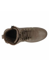 Stivaletto in pelle marrone con punta rotonda, lacci robusti, tomaia testurizzata e accenti di cucitura. Presenta una cerniera per un facile accesso.