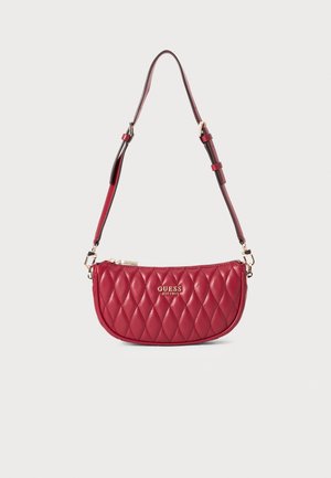 Bolso de hombro acolchado en rojo con forma redondeada, herrajes dorados y una correa ajustable. Presenta un cierre superior con cremallera y un logo grabado.