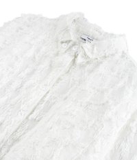 Bílá texturovaná košile s třepeným vzorem, má zapínání na knoflíky a klasický límeček. Vyrobena z lehkého materiálu.