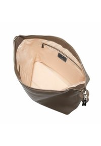 Bruine leren tas met een brede opening, zachte beige binnenkant en ritsvak. Heeft een gladde textuur en zilverkleurige hardwaredetails.