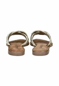 Flache Sandalen mit zwei geflochtenen Riemen. Obermaterial aus beigem Stoff, gepolsterte Wildledersohle und braune Gummisohle. Einfaches Design, offener Rücken.