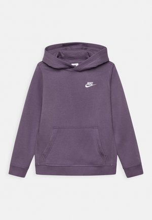Sudadera con capucha morada de Nike con bolsillo frontal, mangas largas y logo blanco de Nike en el pecho izquierdo, colocada sobre un fondo blanco.