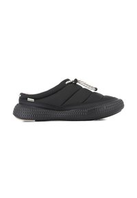 Chaussures noires à enfiler avec tige en nylon matelassé, semelle en caoutchouc texturé et détail de lacet décoratif. Caractérisées par un collier rembourré pour plus de confort.
