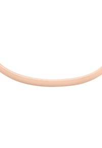 Banda delgada y curvada en un suave color nude con una textura lisa, diseñada como un accesorio minimalista. Sin hardware visible ni detalles intrincados.
