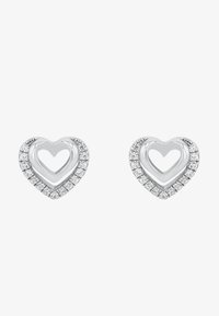 Pendientes en forma de corazón de plata con un diseño de doble capa, adornados con piedras redondas y claras que brillan alrededor del borde exterior.