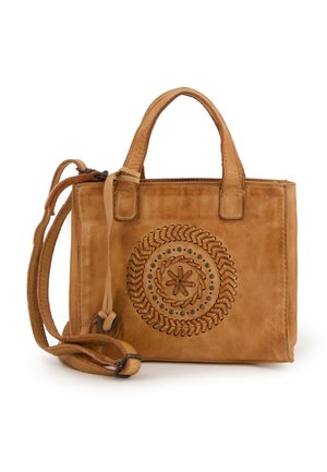 Tasche aus braunem Leder mit geprägtem, kreisförmigem Design, das mit Nähten und Metallakzenten verziert ist. Sie verfügt über kurze Griffe und einen abnehmbaren Schultergurt.