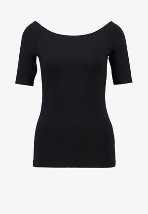 Svart kortermet topp med off-shoulder utringning, tettsittende design og glatt tekstur. Ingen synlige mønstre eller hardware-detaljer.