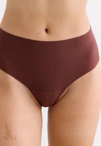 Hoge taille bruine ondergoed gemaakt van zacht materiaal, met een gladde textuur en een minimalistisch ontwerp zonder zichtbare naden.