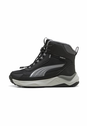 Μαύρο και γκρι sneaker ψηλής κοπής με χοντρή λευκή σόλα, κορδόνια μπροστά, τσέπη έλξης στη φτέρνα και ανακλαστικό λογότυπο στο πλάι.