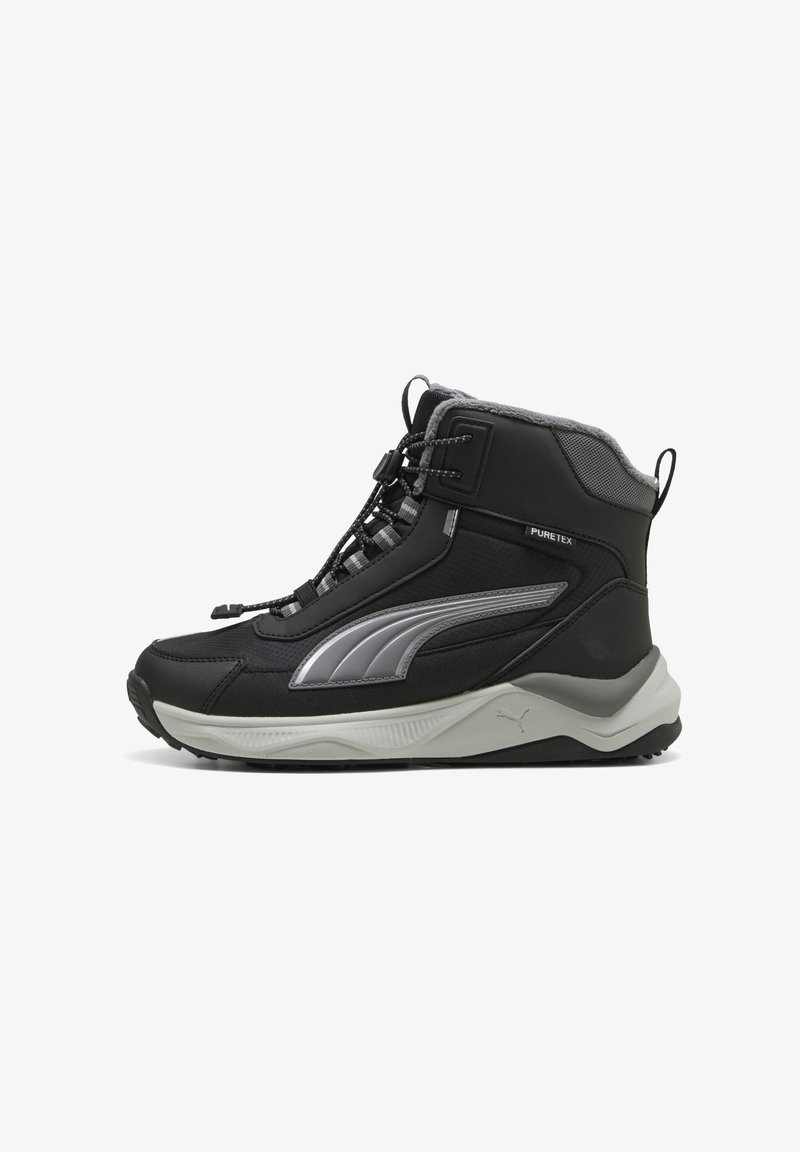 Μαύρο και γκρι sneaker ψηλής κοπής με χοντρή λευκή σόλα, κορδόνια μπροστά, τσέπη έλξης στη φτέρνα και ανακλαστικό λογότυπο στο πλάι.